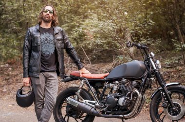 Güneşli bir günde onun kruvazör Motosiklet ile ayakta motorcu