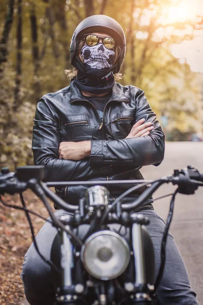 Ποδηλάτης άνθρωπος κάθεται στη μοτοσικλέτα του — Φωτογραφία Αρχείου
