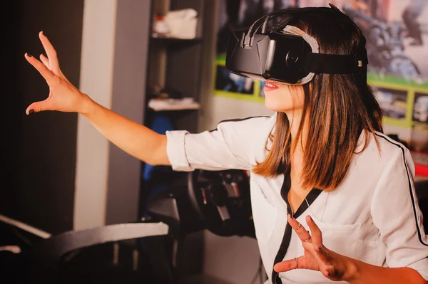 Mujer jugando juego en gafas de realidad virtual —  Fotos de Stock