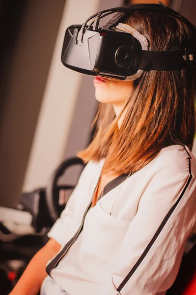 Mujer jugando juego en gafas de realidad virtual —  Fotos de Stock