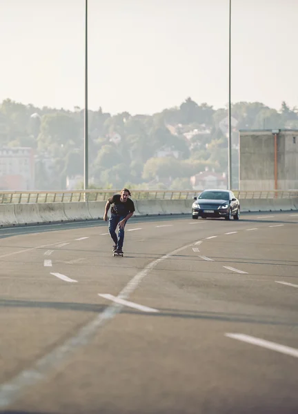Skater jazda skate przez miasto Most drogowy — Zdjęcie stockowe