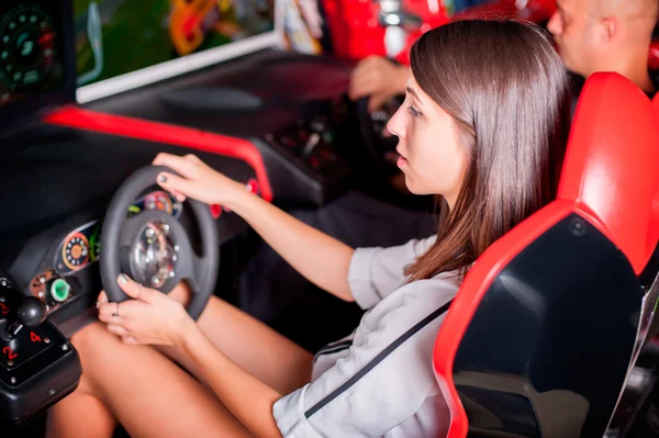 Ragazza che gioca guida ruota video gioco — Foto Stock