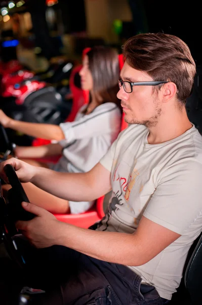 Uomo che gioca guida ruota video gioco — Foto Stock