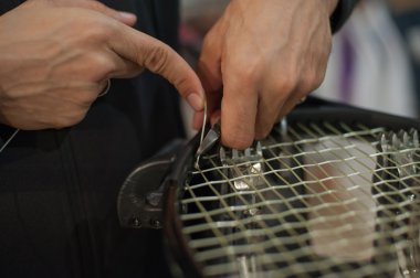 Tenis stringer knot ve kesme dize pense ile bağlama