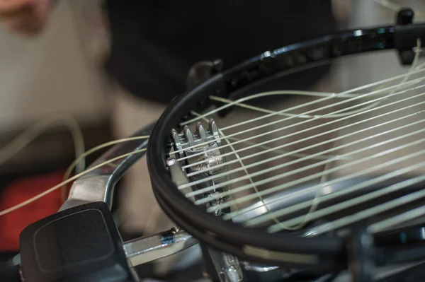 Detalhe da raquete de tênis na máquina de amarrar — Fotografia de Stock