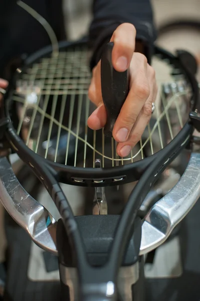 Tennis stringer tenendo awl e facendo racchetta corda — Foto Stock