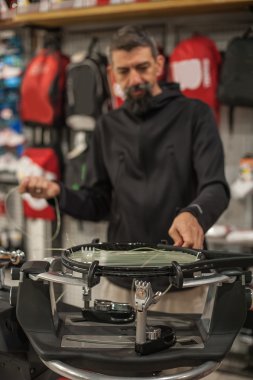 Tenis stringer raket çekimi yapıyor