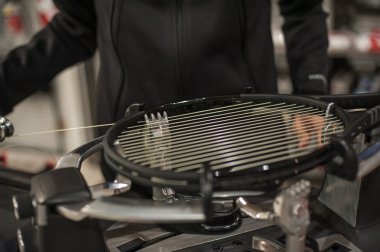 Tenis raketi çekimi makinesi detay