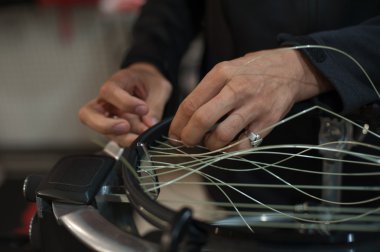 Tenis stringer elinde raket çekimi yaparken yakın çekim