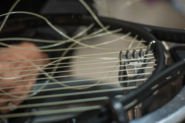 Detalhe da raquete de tênis na máquina de amarrar — Fotografia de Stock