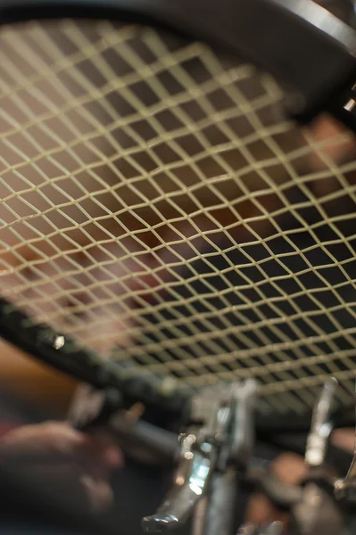Detalhe da raquete de tênis na máquina de amarrar — Fotografia de Stock