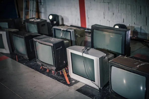 一堆堆复古的老式电视机 生活方式细节 老式电视机 — 图库照片