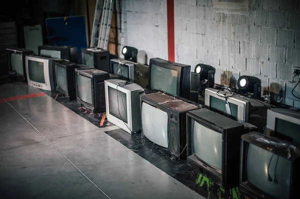 一堆堆复古的老式电视机 生活方式细节 老式电视机 — 图库照片