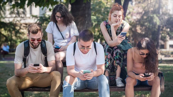 Baráti Társaság Okostelefonokat Használ Együtt Fiatalok Függenek Technológiai Trendektől Fiatalság — Stock Fotó