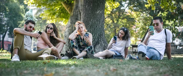 Группа Друзей Использует Смартфоны Вместе Пристрастие Молодежи Новым Технологическим Тенденциям — стоковое фото