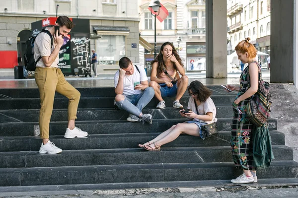 Een Groep Vrienden Die Samen Smartphones Gebruiken Jongeren Zijn Verslaafd — Stockfoto