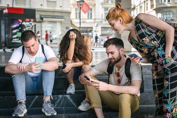 Akıllı Telefonları Birlikte Kullanan Bir Grup Arkadaş Gençler Yeni Teknoloji — Stok fotoğraf