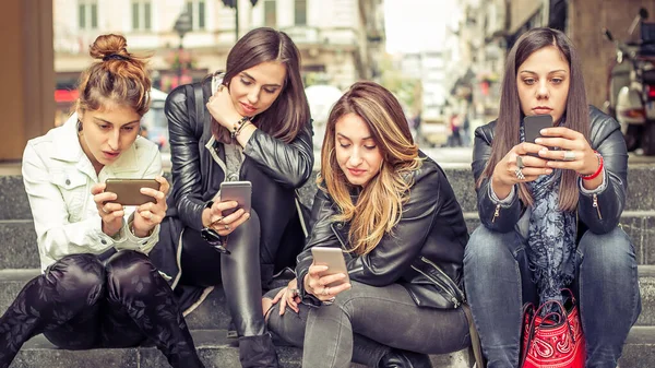 Grupo Chicas Que Utilizan Teléfonos Inteligentes Aire Libre Divertirse Con —  Fotos de Stock