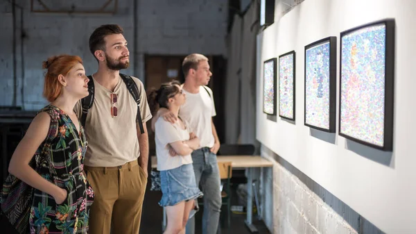 Gruppe Von Freunden Der Ausstellungshalle Für Moderne Kunst Beim Betrachten — Stockfoto