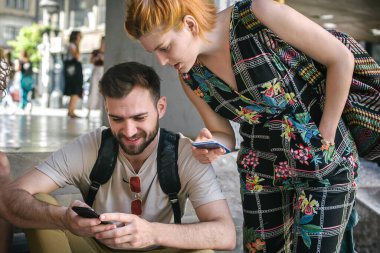 Akıllı telefonları birlikte kullanan bir grup arkadaş. Gençler yeni teknoloji eğilimlerine bağımlı. Gençlik, yeni nesil internet arkadaşlık kavramı. Duygusal izolasyon ve küçümseme