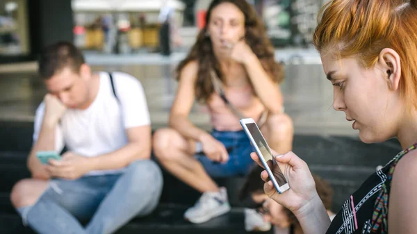 Grupa Przyjaciół Korzystających Smartfonów Razem Uzależnienie Młodych Ludzi Nowych Trendów — Zdjęcie stockowe