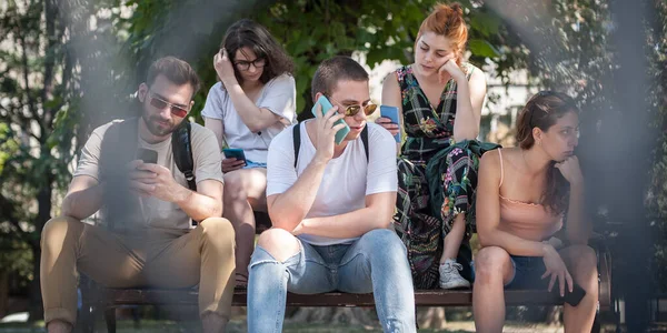Группа Друзей Использует Смартфоны Вместе Пристрастие Молодежи Новым Технологическим Тенденциям — стоковое фото