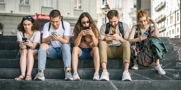 Baráti Társaság Okostelefonokat Használ Együtt Fiatalok Függenek Technológiai Trendektől Fiatalság — Stock Fotó