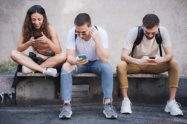 Akıllı Telefonları Birlikte Kullanan Bir Grup Arkadaş Gençler Yeni Teknoloji — Stok fotoğraf