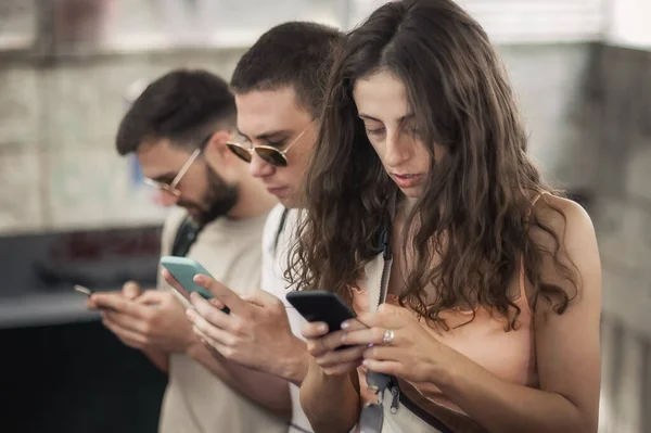 Grupa Przyjaciół Rozmawia Smartfonach Stojąc Ruchomych Schodach Nowoczesni Ludzie Komórkami — Zdjęcie stockowe