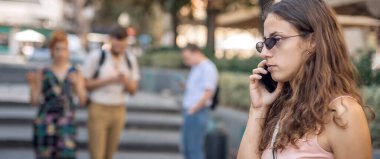 Yabancılaşma bağımlılığı. Akıllı telefonları birlikte kullanan bir grup arkadaş. Gençler yeni teknoloji eğilimlerine bağımlı. Gençlik, yeni nesil internet arkadaşlık kavramı. Duygusal izolasyon ve küçümseme