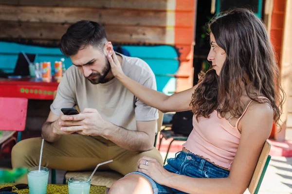 Entfremdungssucht Junges Paar Sitzt Café Und Tippt Auf Eigenen Telefonen — Stockfoto