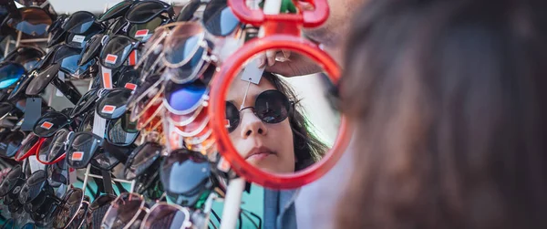Клиентка Выбирает Покупает Солнцезащитные Очки Оптическом Магазине Открытом Воздухе Ультрафиолетовую — стоковое фото