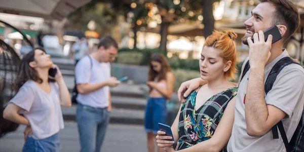 Yabancılaşma Bağımlılığı Akıllı Telefonları Birlikte Kullanan Bir Grup Arkadaş Gençler — Stok fotoğraf