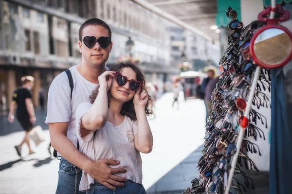 Glückliches Junges Paar Wählt Und Kauft Sonnenbrille Optikerladen Freien Schutz — Stockfoto