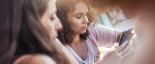 Entfremdungssucht Zwei Freundinnen Sitzen Café Und Tippen Auf Ihren Eigenen — Stockfoto