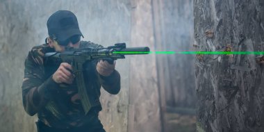 Ordu askeri lazer görüşlü optik silahları hedef alıyor. Atış ve silahlar. Atış poligonu