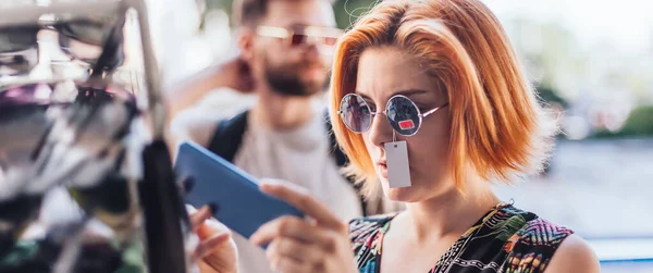 Kundin Wählt Und Kauft Sonnenbrille Optikergeschäft Freien Schutz Und Modekonzept — Stockfoto