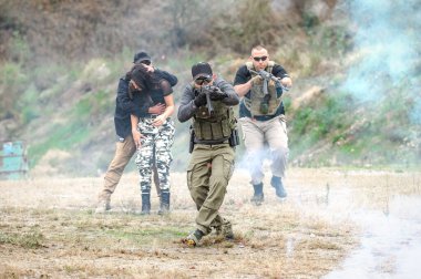 Koruma ve VIP güvenlik koruma insanlar. Savaş silah eğitim üzerinde açık atış poligonuna çekim