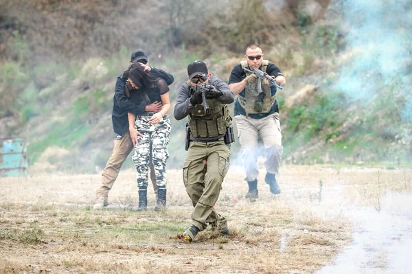 保镖和维普人民的安全保护 户外射击场上的战斗枪支射击训练 — 图库照片