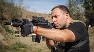 Ordu askeri, makineli tüfekle çatışma taktiği uyguluyor. Atış ve silahlar. Atış poligonu