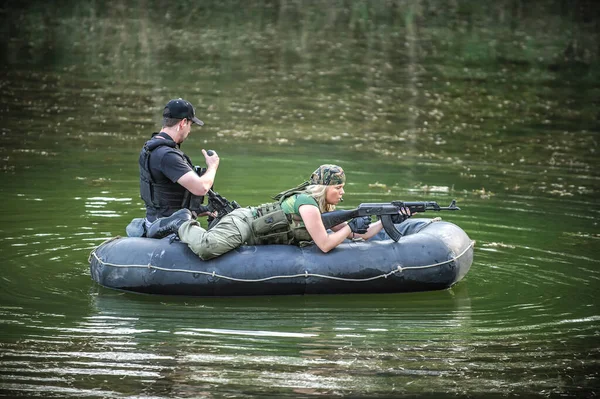 士兵训练 身着迷彩服的特种部队划着军用橡皮艇 过河的船 转移视线 — 图库照片