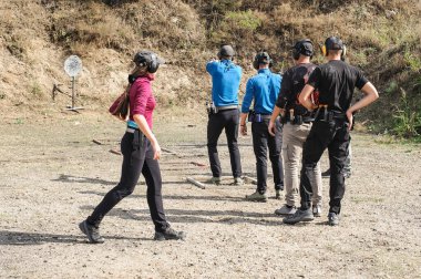 Taktiksel silah eğitimi alan gençler. Atış ve silahlar. Açık Hava Atış Aralığı