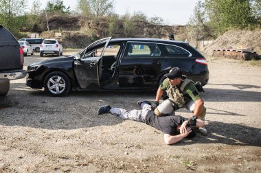 Karmaşık anti-terör tatbikatları sırasında ordu askerleri müfrezesi. Atış ve silahlar. Atış poligonu