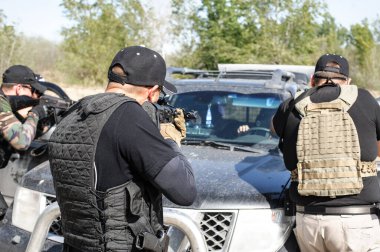 Anti-Terörist Birimi tatbikatı. Araçları güvene almak ve rehineleri kurtarmak. Atış ve silahlar. Açık Hava Atış Aralığı