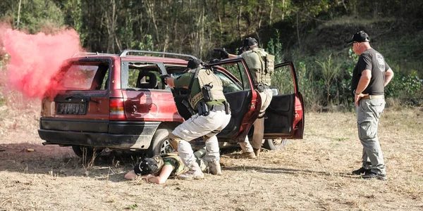 反恐单位演习 保护车辆和解救人质 射击和武器 户外射击场 — 图库照片