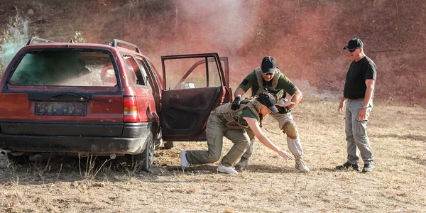 反恐单位演习 保护车辆和解救人质 射击和武器 户外射击场 — 图库照片