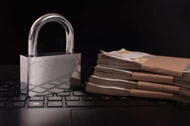 Siber suçlar. Bilgisayarında asma kilit olan internet siber güvenlik kavramı. Fidye yazılımı, Malware, Şifreleme ve Hackleme. Veri güvenliği kavramı