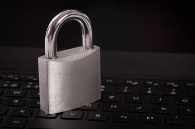 Siber suçlar. Bilgisayarında asma kilit olan internet siber güvenlik kavramı. Fidye yazılımı, Malware, Şifreleme ve Hackleme. Veri güvenliği kavramı