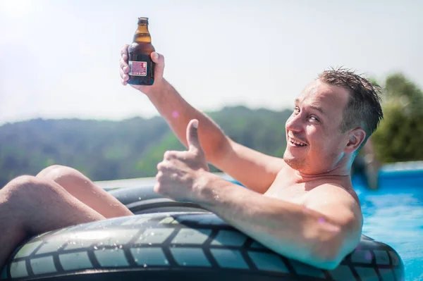 Vrolijke Jongeman Met Opblaasbare Ringen Drinken Bier Ontspannen Genieten Van — Stockfoto