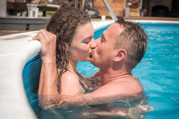 Felices Amantes Viaje Luna Miel Pareja Joven Piscina Relación Romance — Foto de Stock